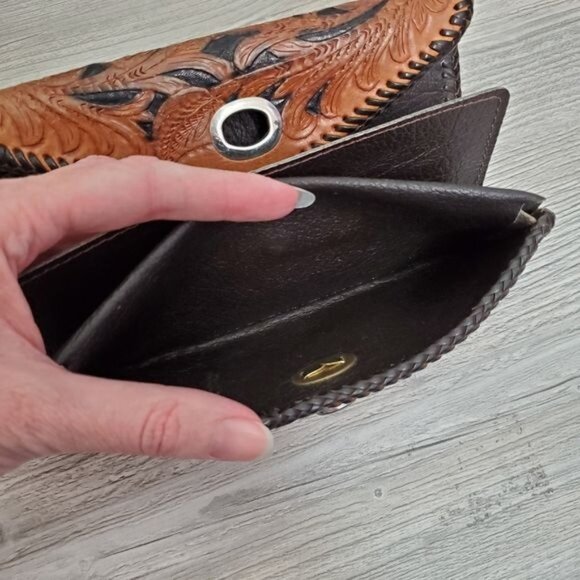 Vintage tooled leather turn lock wallet - Picture 4 of 10